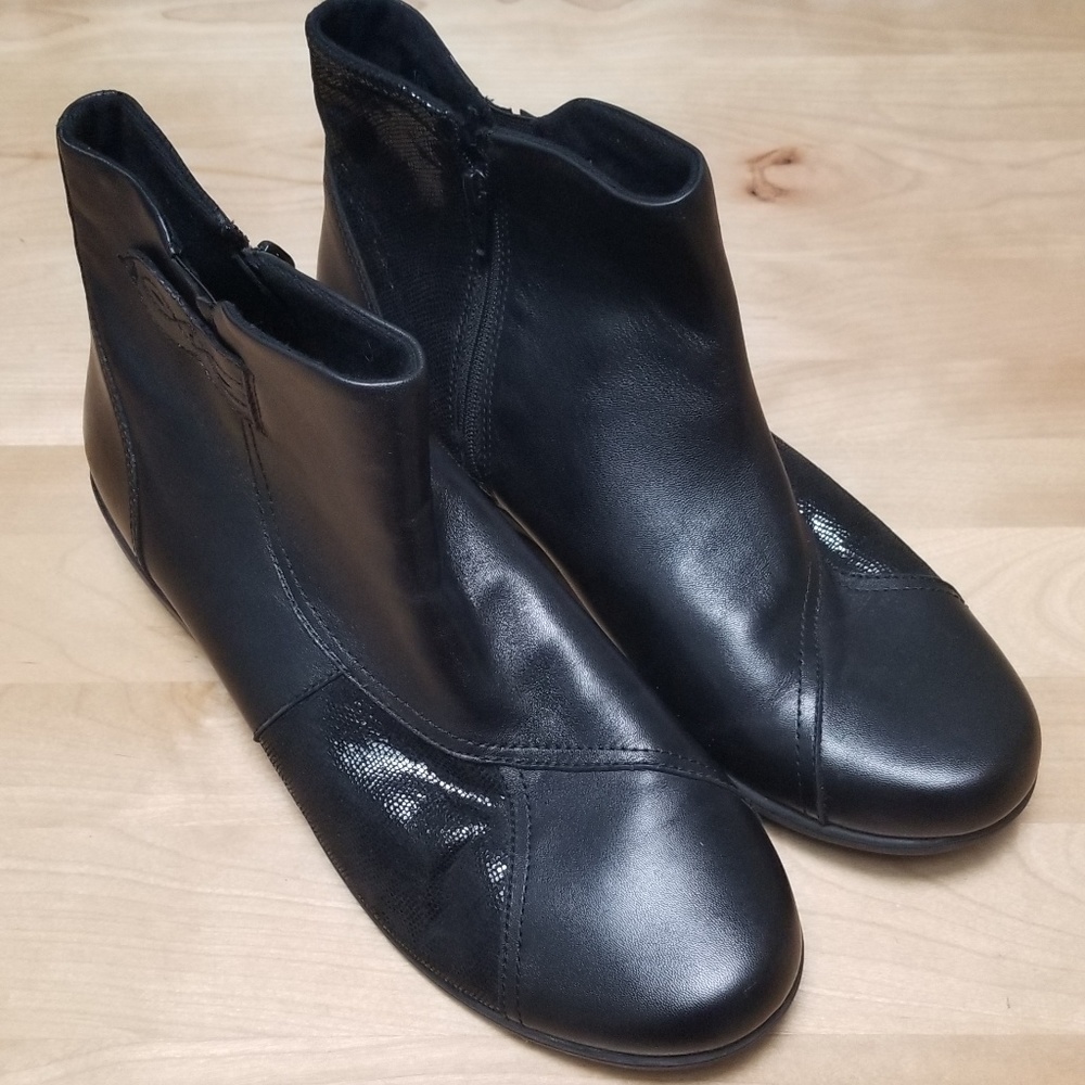 ARAVON | BLACK LEATHER SIDE ZIP BOOTIES, SZ 10 B - Picture 2 of 8